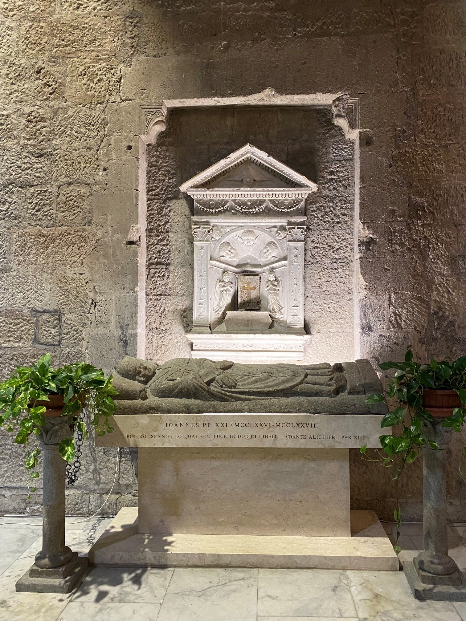 Peter of Spain's tomb, Viterbo (by Maria Giovanna Proietti) (3).JPG